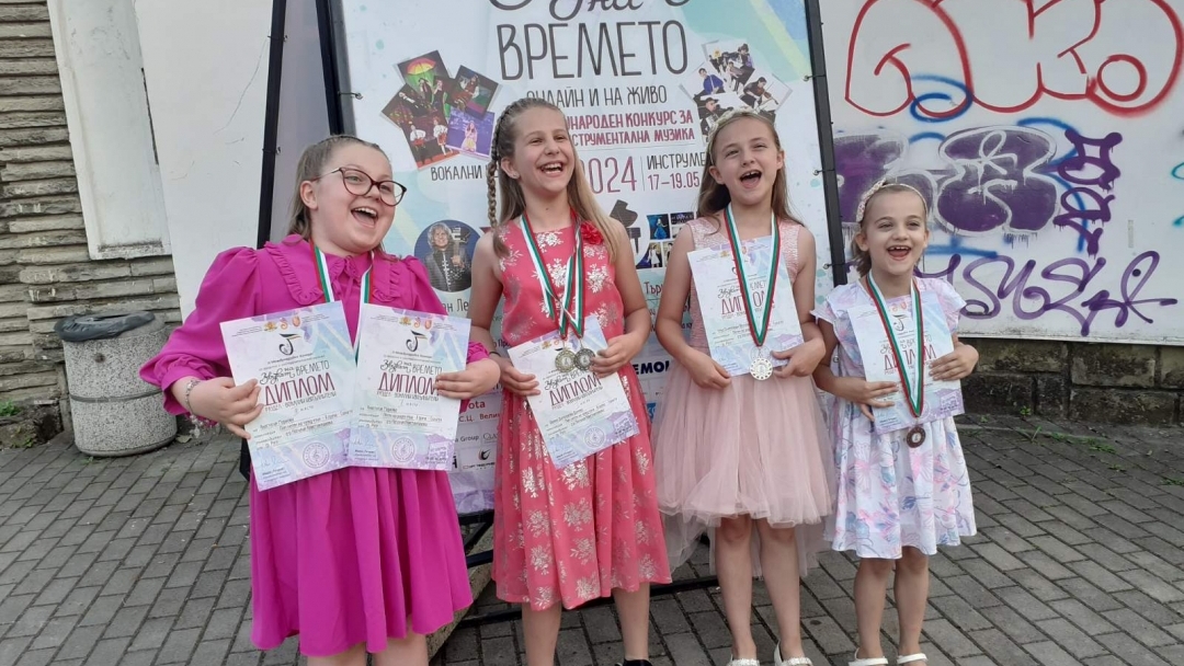 Младите таланти на Детска вокална група „Слънце“ с призови места от конкурс за музика