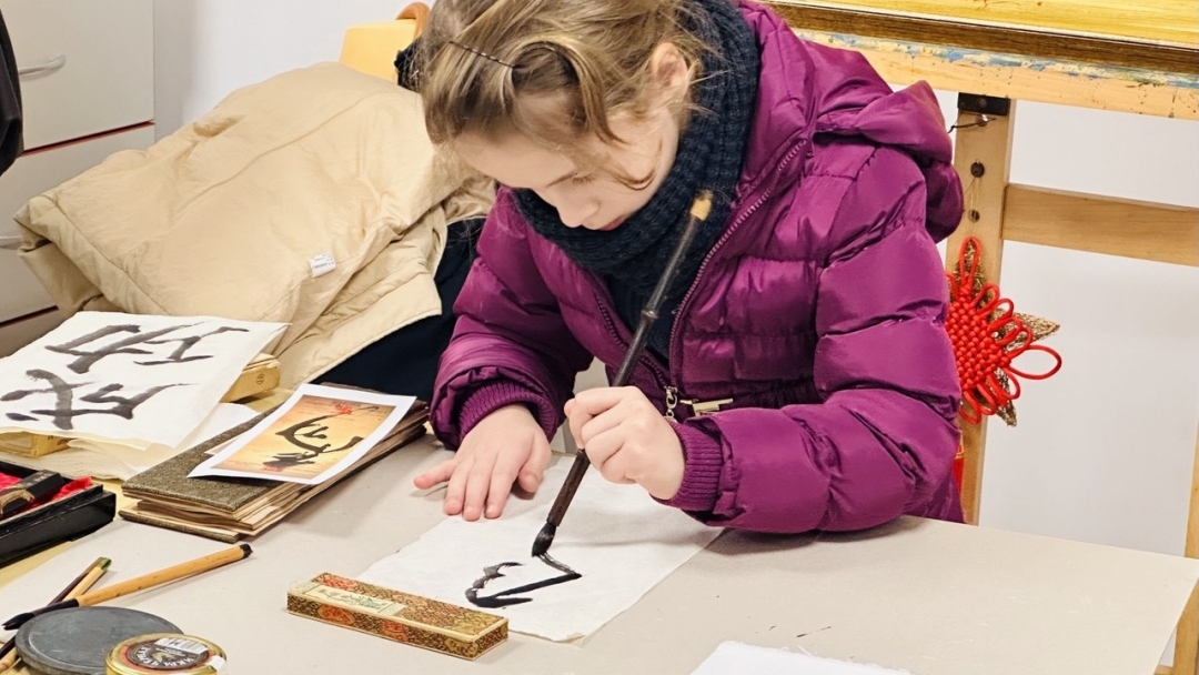 Калиграфия и детско творчество се срещнаха в изложбата „Годината на огнения кон“ в Русе