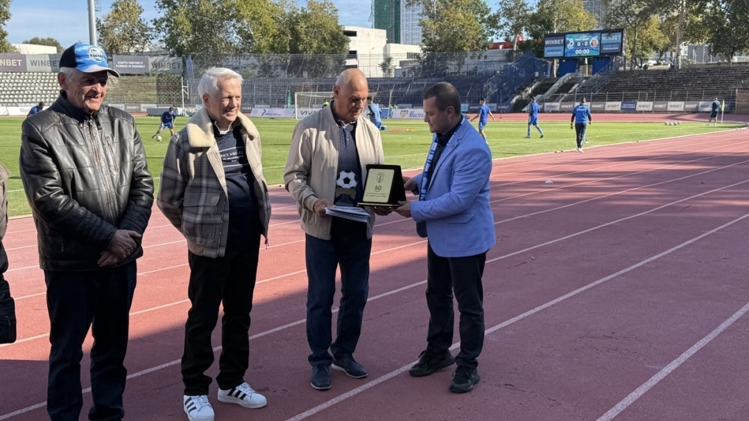 Mayor Pencho Milkov honored the legends of Ruse football who defeated the Roma team 50 years ago