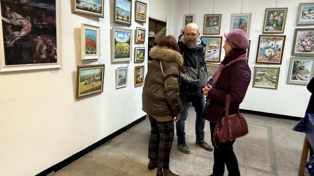 Красотата на зимата е уловена в 150 творби на русенски автори