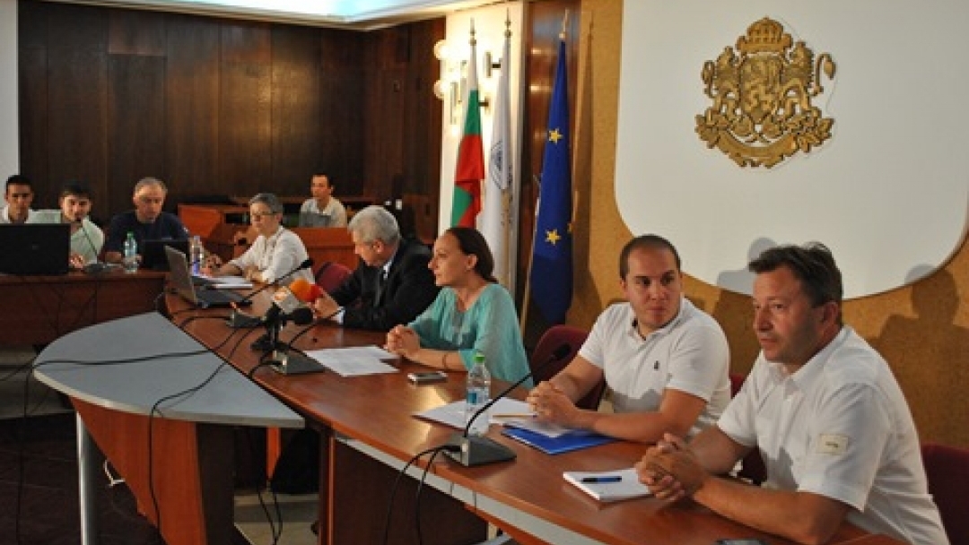 Зам.-кметът Наталия Кръстева приветства участниците в работната среща за развитие на велотуризма в Дунавския регион