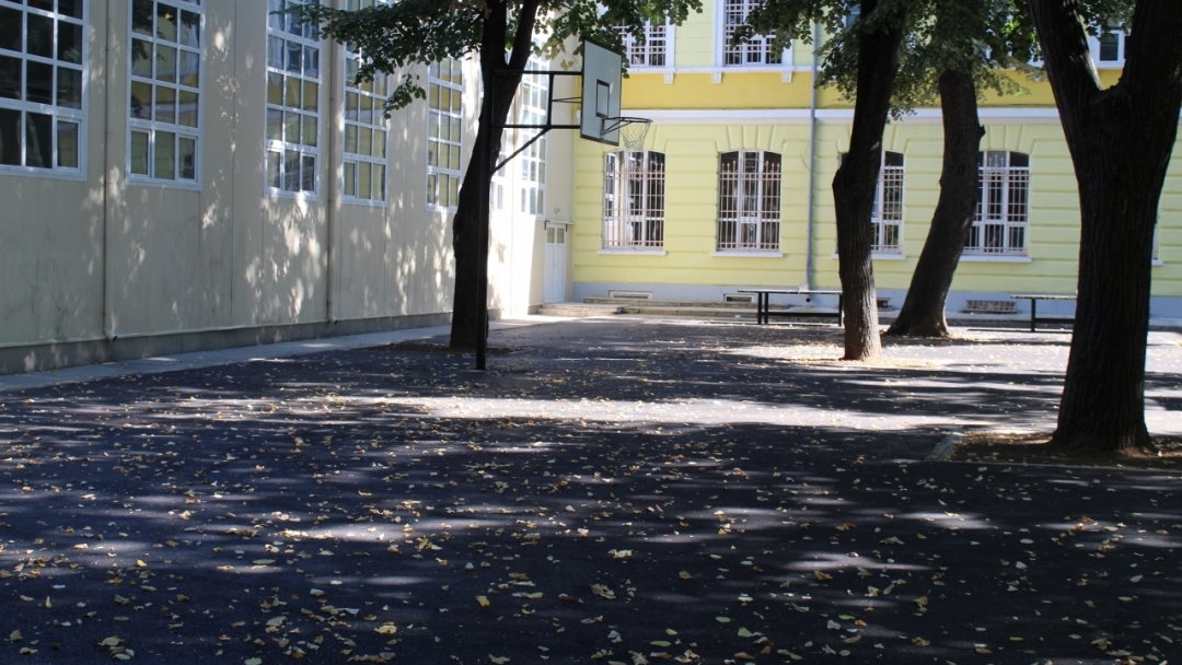 Община Русе изцяло обнови спортната площадка в двора на ПАГ "Гео Милев"