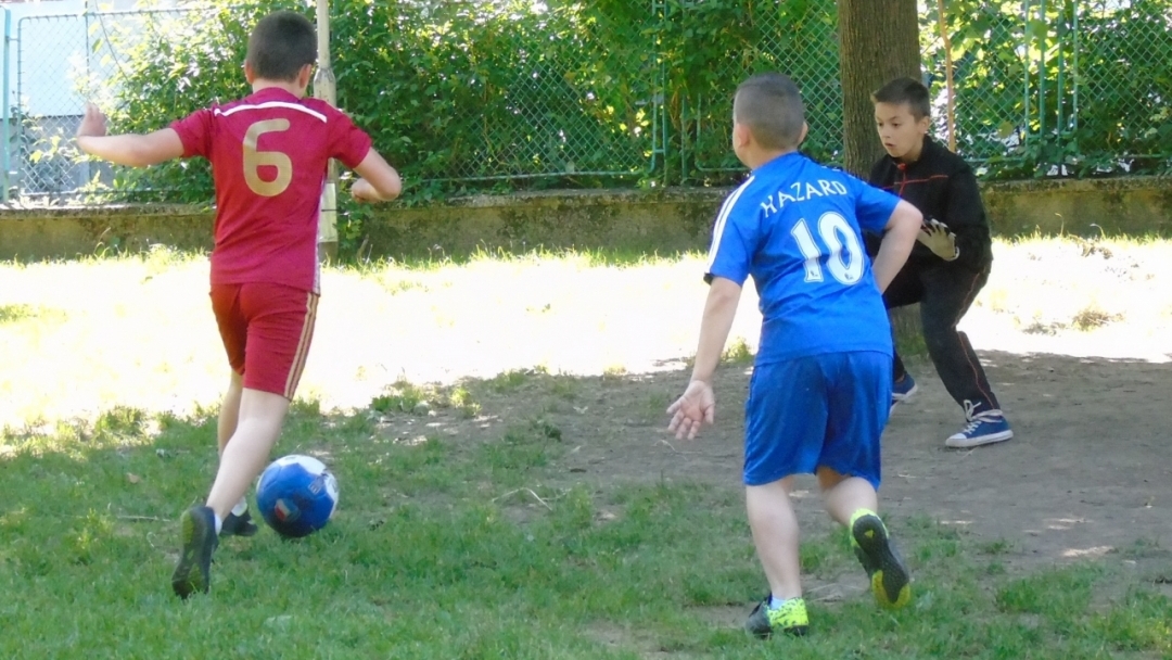300 деца участваха в спортния празник на ОУ „Тома Кърджиев“