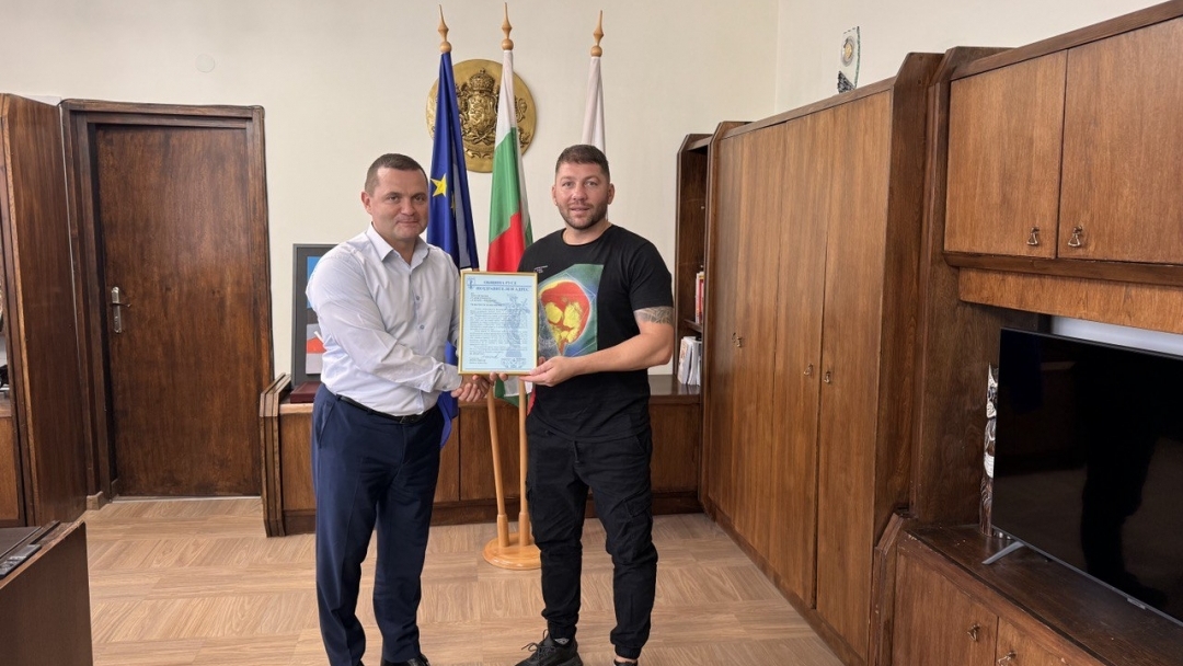 Pencho Milkov awarded the Ruse boxer Nicholas Nikolov for the bronze medal