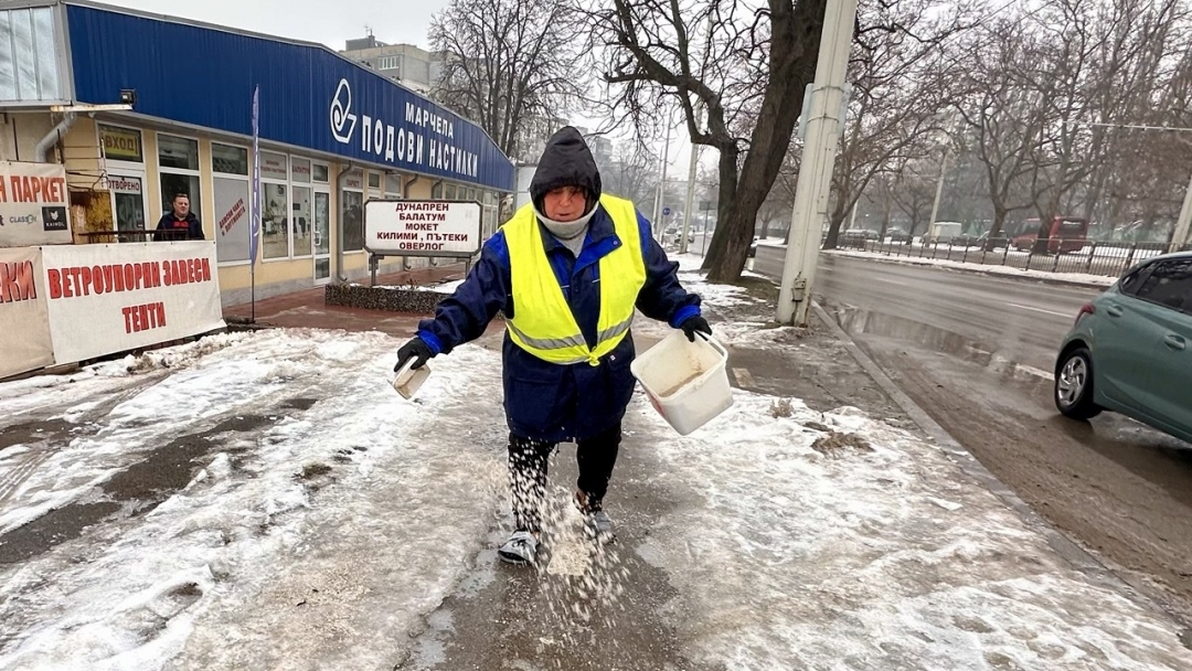 Над 150 служители са мобилизирани за обработка на тротоарите срещу заледяване