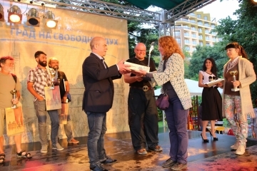 Пламен Стоилов откри „Алеята на спортната слава“ в Русе и връчи награди на скулпторите