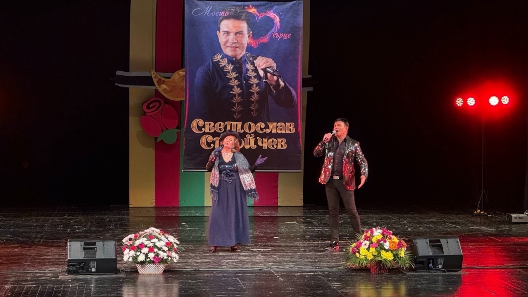 Община Русе подари концерт-спектакъла „Красив роман е любовта“ на хората от третата възраст