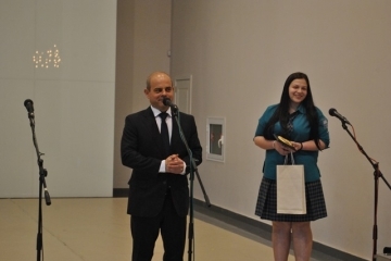 Кметът Пламен Стоилов връчи Ботевската награда на дванадесетокласничката Кристина Димитрова