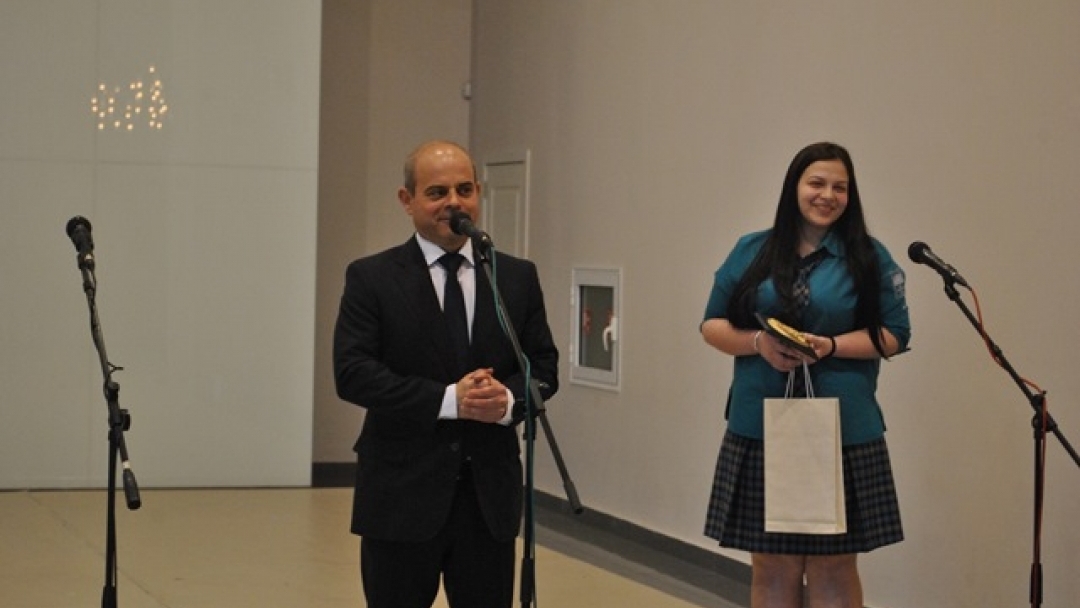 Кметът Пламен Стоилов връчи Ботевската награда на дванадесетокласничката Кристина Димитрова