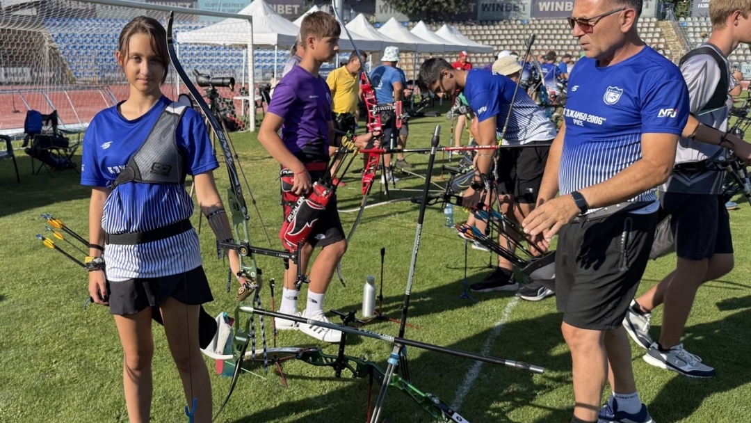 Стрелци от 13 до 70 години се състезават в турнира "Дунавски стрели"