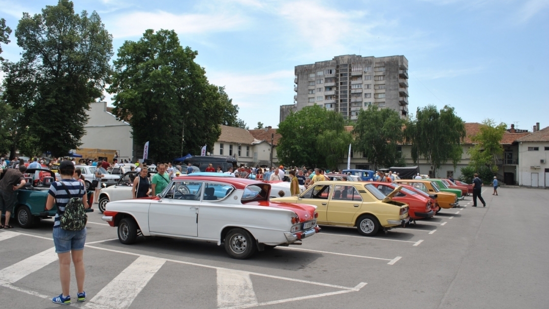 93 участници в третото издание на Парад на ретро автомобили в Русе