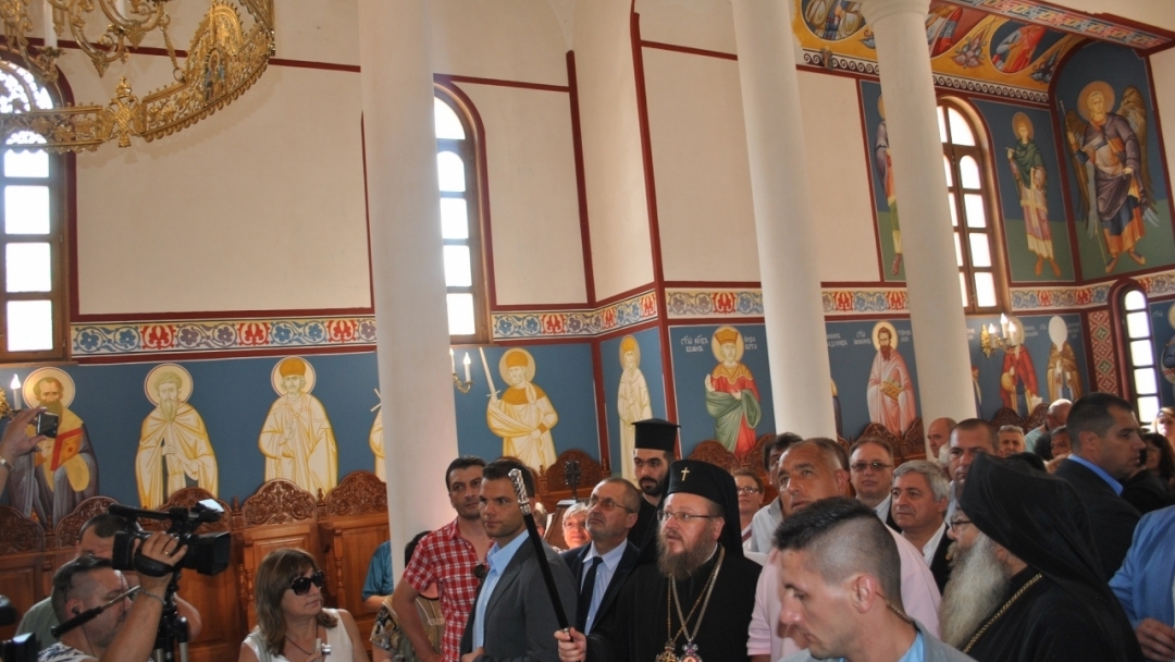 Министър-председателят Бойко Борисов посети обновената църква в Басарбовския скален манастир