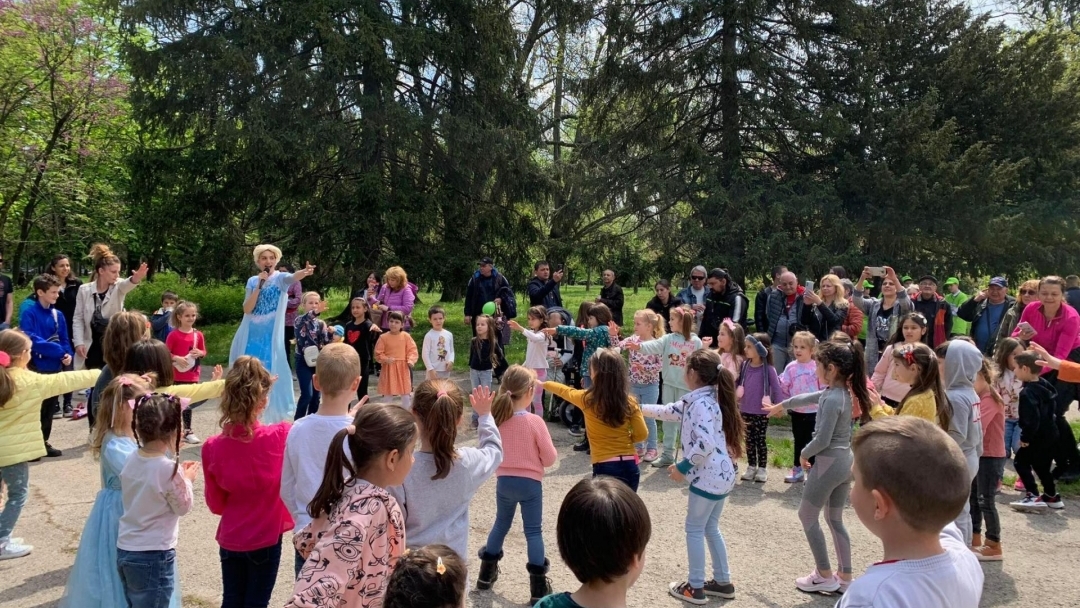 The festival "The Children of Ruse sing and dance" gathered over 300 people in the Youth Park