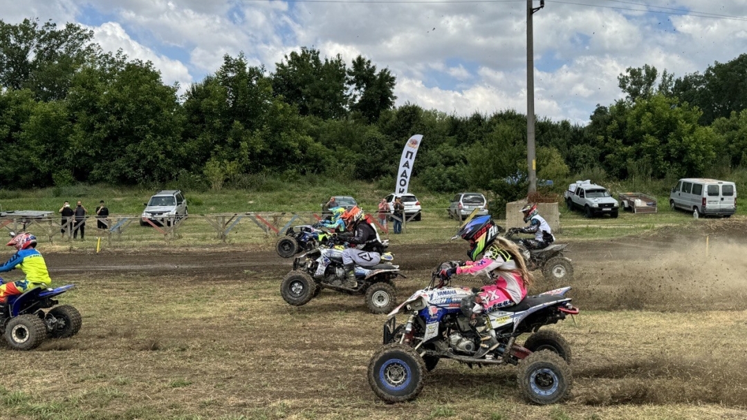 40-метрови скокове и скоростни битки завладяха  полигона  Godzilla MX Track в Сандрово